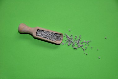 Amonize süperfosfat. Gri ve beyaz mineral gübresi. Yakın plan. Amonyaklı süperfosfatın gri ve beyaz arka planı, üst görünüm.