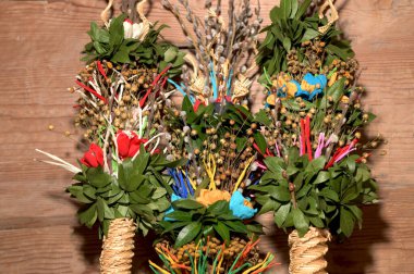 Söğüt dalları ve yemyeşil dalların yer aldığı dekoratif buket, dini törenlerde kullanılan Palm Sunday geleneklerini simgeliyor.