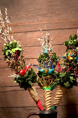 Söğüt dalları ve yemyeşil dalların yer aldığı dekoratif buket, dini törenlerde kullanılan Palm Sunday geleneklerini simgeliyor.