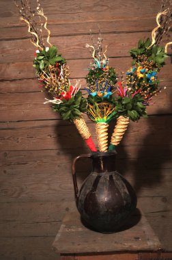 Söğüt dalları ve yemyeşil dalların yer aldığı dekoratif buket, dini törenlerde kullanılan Palm Sunday geleneklerini simgeliyor.