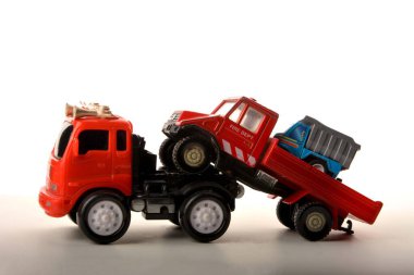 Lviv, Ukrayna. 15 Nisan 2025. Eski model oyuncak kamyon. Beyaz arka planda gölge yansıtmalı eski model damperli kamyonlar. Beyaz arka planda plastik çocuk oyuncağı. Çöp kamyonu kamyonu inşaat aracı.