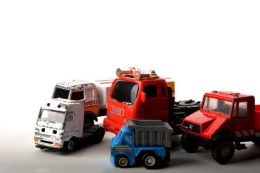 Lviv, Ukrayna. 15 Nisan 2025. Eski model oyuncak kamyon. Beyaz arka planda gölge yansıtmalı eski model damperli kamyonlar. Beyaz arka planda plastik çocuk oyuncağı. Çöp kamyonu kamyonu inşaat aracı.