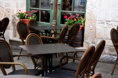 Şehirdeki boş terasın kapatılması. Geleneksel bir Lviv sokak kafesinde masa ve sandalyeler..