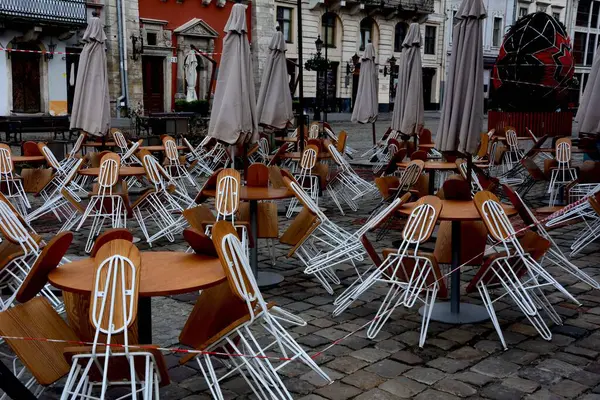 Şehirdeki boş terasın kapatılması. Geleneksel bir Lviv sokak kafesinde masa ve sandalyeler..