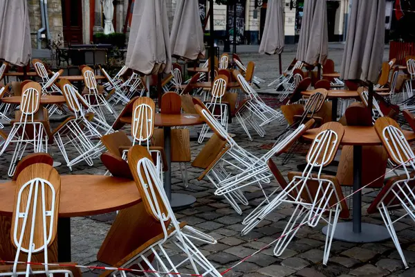 Şehirdeki boş terasın kapatılması. Geleneksel bir Lviv sokak kafesinde masa ve sandalyeler..