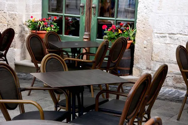 Şehirdeki boş terasın kapatılması. Geleneksel bir Lviv sokak kafesinde masa ve sandalyeler..
