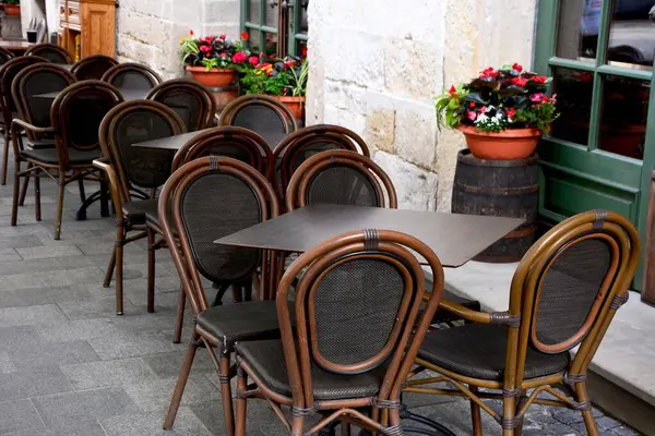 Şehirdeki boş terasın kapatılması. Geleneksel bir Lviv sokak kafesinde masa ve sandalyeler..