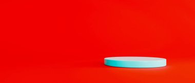 Kürsü, podyum, kırmızı odada açık mavi ekran tabanı. Model, kopyalama alanı, metin için boşluk. Kompozisyon için 3d arkaplan.