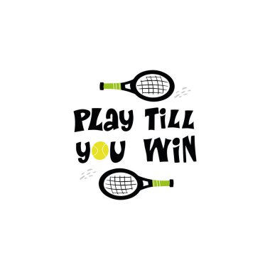 Tenis el çizimi vektör harfleri oyna. Beyazların arka planında tenis topları ve raket olan motive edici spor sloganları. Rekabetçi oyun, sağlıklı yaşam tarzı konsepti. 
