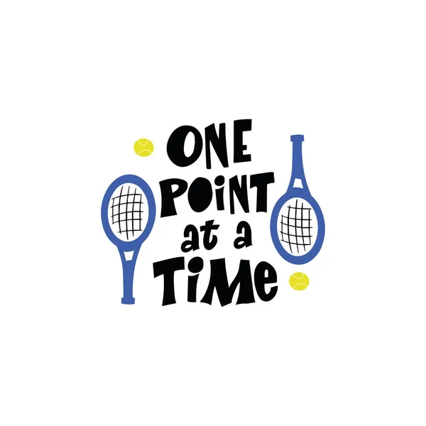 打网球手绘矢量字母引文 动机运动口号与网球和球拍的白色背景 竞争游戏 健康的生活方式概念 — 图库矢量图片