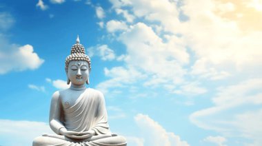 Sersemletici bir Buda heykeli, mavi gökyüzü ve yumuşak bulutların ardında huzur içinde, dinginlik ve ruhaniliğin simgesi olarak oturmaktadır. Refah temaları için ideal.