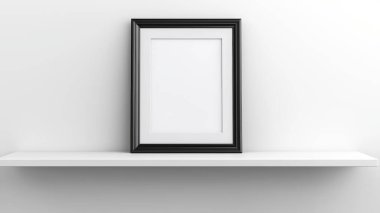 Siyah bir çerçeve beyaz bir rafta minimalist bir arkaplana karşı duruyor, sanat veya fotoğrafçılığı sergilemek için zarif ve çok yönlü bir alan sunuyor.