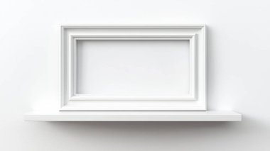 Bu resim minimalist bir rafta sergilenmiş zarif beyaz çerçeveler içeriyor, her türlü sanatsal gösteri veya dekor için mükemmel ve modern bir estetik yaratıyor..