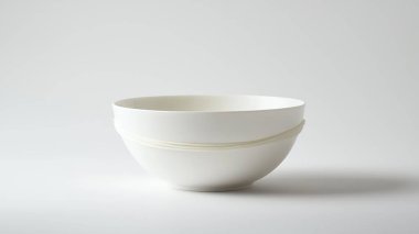Modern yemek için mükemmel şık ve zarif bir beyaz kase. Minimalist bir tasarıma sahip olan bu seramik eser, her sofra düzenine biraz sofistike bir dokunuş ekler..