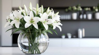 Modern cam vazodaki beyaz zambakların çarpıcı bir düzeni, iç mekanlara zarafet ve sükunet katıyor. Ev dekorasyonu ya da çiçek aranjmanı için mükemmel..
