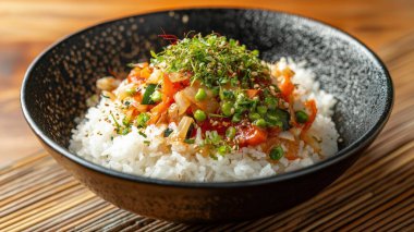 Bu canlı pirinç kasesinde renkli sebzelerle süslenmiş yumuşak bir pirinç tabanı ve sağlıklı bir yemek için mükemmel kokulu bir bitki garnitürü var..