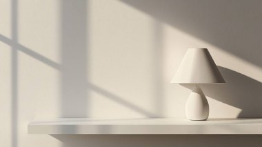 Zarif beyaz bir masa lambası minimalist bir rafta durur, parlak bir odada yumuşak gölgeler bırakır. Bu resim huzurlu bir ortamda huzur ve modern bir dekor yakalar..