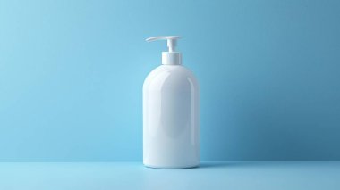 Zarif beyaz pompa şişesi yumuşak mavi arka planda duruyor. Kişisel bakım ürünleri için mükemmel. Markalaşma ve ürün sunumu için ideal.