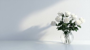 Zarif beyaz güllerin şeffaf bir vazoda sergilenmesi minimalizm ve güzelliği gözler önüne seriyor. Bu dingin kompozisyon her yere tazelik ve sakinlik getirir..
