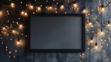 Boş bir çerçeve ışıldayan peri ışıklarıyla vurgulanır, sıcak ve davetkar bir ortam yaratır. Tatil süslemeleri veya yaratıcı gösteriler için mükemmel..