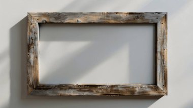 Kırsal ahşap bir fotoğraf çerçevesi. Doğal bir dokusu ve ince gölgeleri var. Bu boş çerçeve, ev dekorunda sanatsal gösterimler için çok yönlülük sunar.