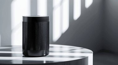Parlak siyah bir hoparlör yumuşak gölgelerle yıkanmış yuvarlak bir masada zarif bir şekilde oturur. Modern tasarım herhangi bir çağdaş alanı tamamlar, ses deneyimini geliştirir.
