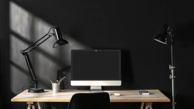 Boş bir bilgisayar ekranı, şık masa aksesuarları ve siyah bir arkaplana karşı zarif ışıklandırmanın yer aldığı gösterişli, modern bir minimalist çalışma alanı. Yaratıcılık için ideal..