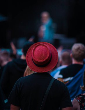 Konserde kırmızı şapkalı bir adam kalabalıkta