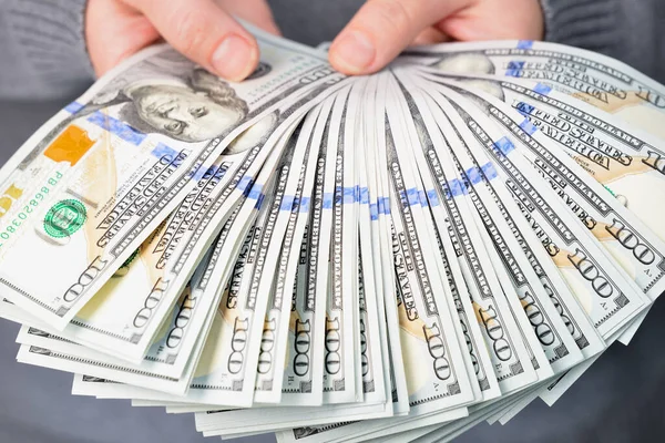 Una Mujer Tiene Montón Billetes Cien Dólares Sus Manos Sin — Foto de Stock