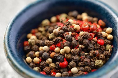 Bir kase farklı biber karışımının yakın çekimi. Yüksek bir açıdan yakın çekim..