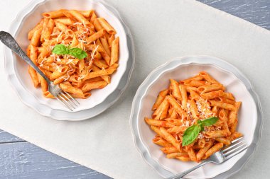 Çarşaf reyonunda All 'Arrabbiata makarna tabağı. En iyi görüntü stüdyosu.