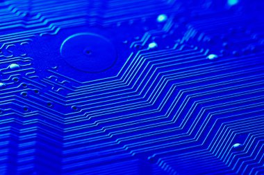 Bilgisayar ana kartının elektronik panelini kapat..