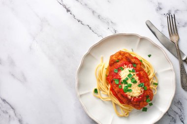 Bir tabak parmesanlı tavuk ve makarnayla fotokopi odası. Üst görünüm.