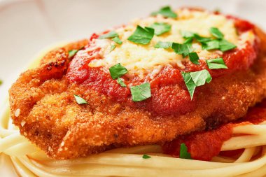 Parmesanlı tavuğu düşük açıyla kapat. Odak dizme ile makro çekim