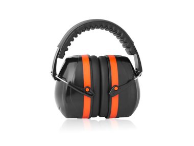 Gürültü koruması için siyah-kırmızı kulaklıklar beyaz arka planda izole edilmiş. Dağıtıma odaklan.