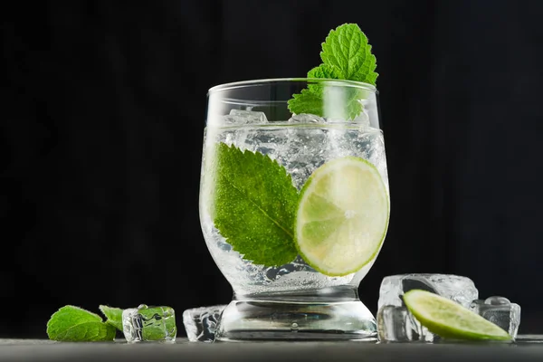 Glas Mojito Cocktail Met Muntblaadjes Limoenstukjes Met Ijs Een Donkere — Stockfoto