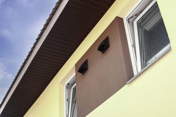Lado Exterior Pared Casa Con Orificios Ventilación Para Recuperador Aire —  Fotos de Stock