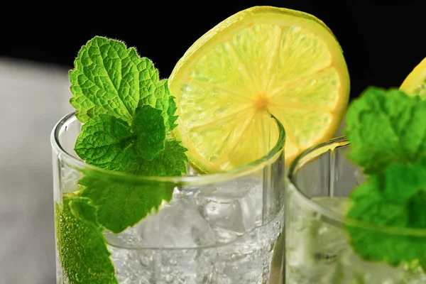 Close Glazen Mojito Cocktail Met Munt Limoen Ijs Een Donkere — Stockfoto