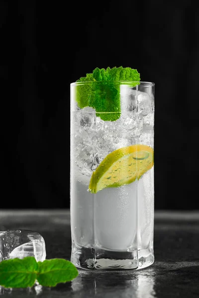 Close Van Een Groot Glas Met Een Mojito Cocktail Een — Stockfoto
