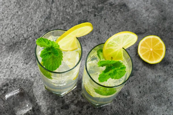 Twee Grote Glazen Mojito Cocktail Met Munt Limoen Ijs Een — Stockfoto