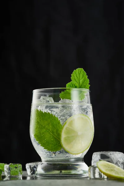 Glas Mojito Cocktail Een Donkere Achtergrond Met Kopieerruimte Laag Hoekzicht — Stockfoto