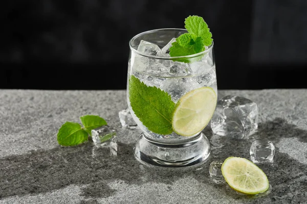 Glas Mojito Cocktail Met Muntblaadjes Limoenstukjes Een Grijze Achtergrond Laag — Stockfoto