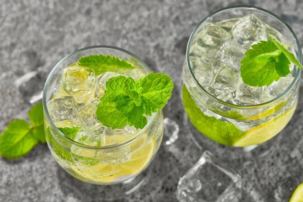 Twee Glazen Mojito Cocktail Een Grijze Achtergrond Bovenaanzicht Studioshoot — Stockfoto