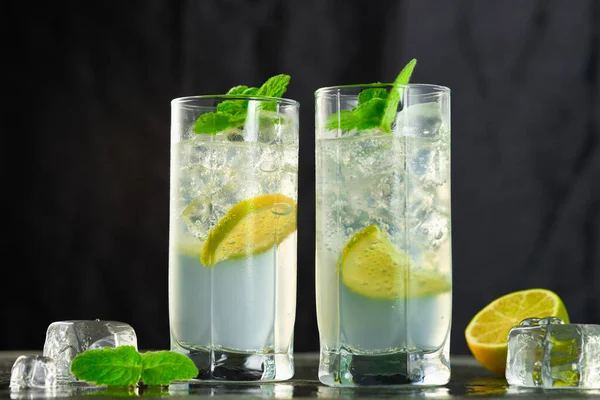 Twee Glazen Mojito Cocktail Met Limoenschijfjes Munt Een Donkere Achtergrond — Stockfoto