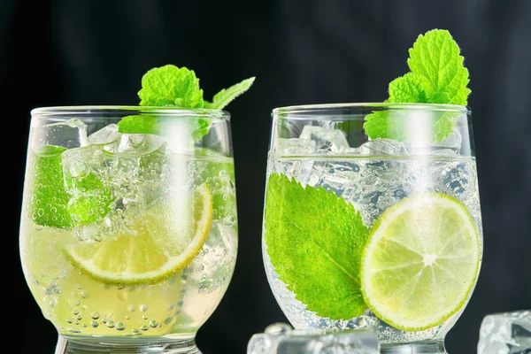 Twee Glazen Mojito Cocktail Met Limoenschijfjes Muntblaadjes Een Studio Opname — Stockfoto