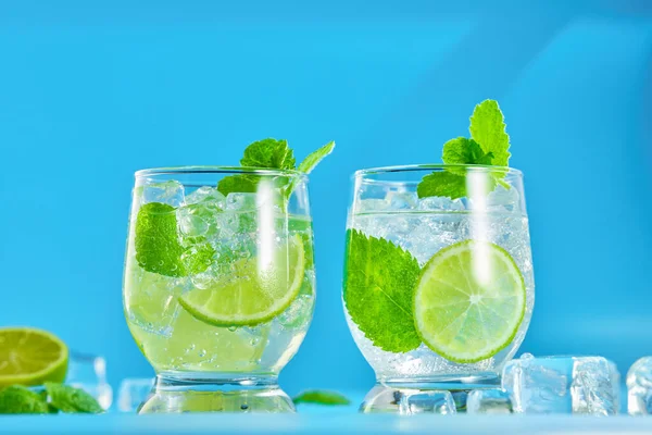 Twee Glazen Mojito Cocktail Met Ijsblokjes Een Blauwe Achtergrond Laag — Stockfoto