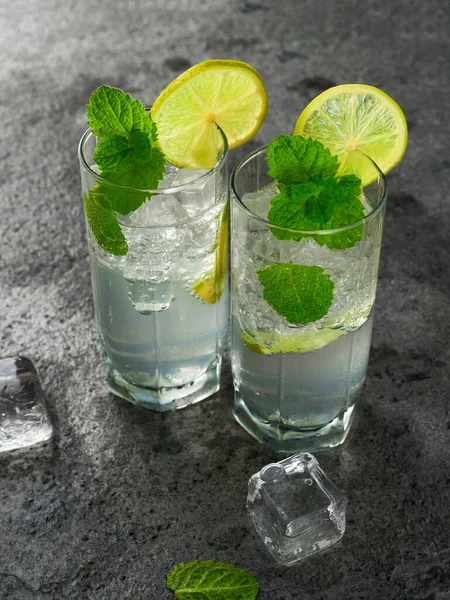 Twee Glazen Mojito Cocktail Met Ijsblokjes Een Grijze Achtergrond Studio — Stockfoto