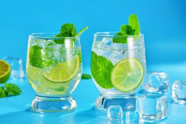 Buzlu taze mojito kokteyli yakın çekim. Stüdyo görüntüsü düşük açılı..