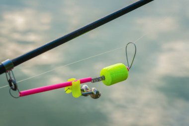 Isırık göstergesi, başını salla, çubuğun ucunda. Yakın plan. Açık havada.