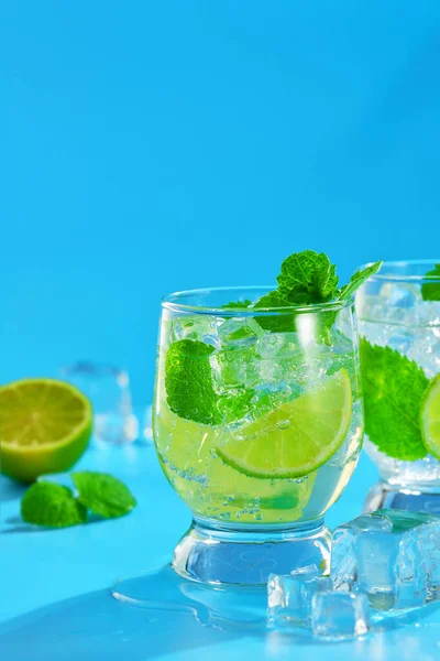 Glazen Verfrissende Mojito Cocktail Met Ijsblokjes Blauwe Achtergrond Begrepen Ruimte — Stockfoto